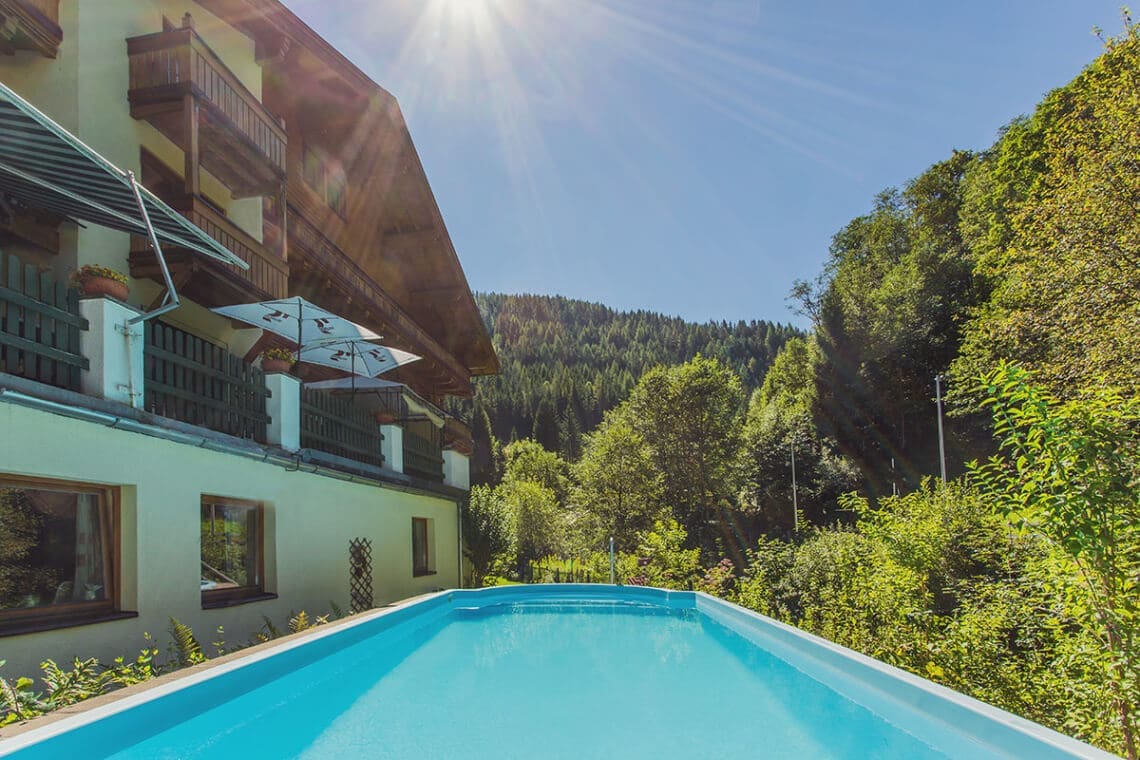 Beheizter Außenpool im Sommer - Salzburger Hof