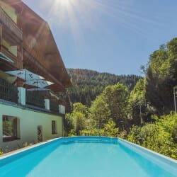 Beheizter Außenpool im Sommer – Salzburger Hof