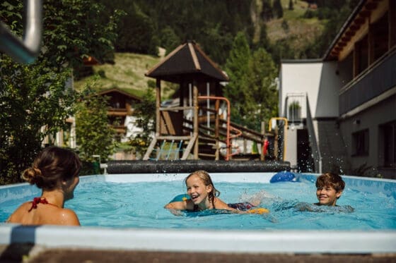 Beheizter Außenpool - Familienhotel in Dienten am Hochkönig